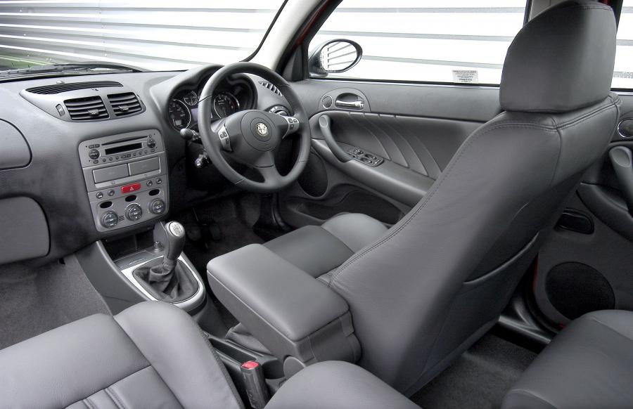Интерьер Alfa Romeo 147 5-Door (937B) 2005 года  (UK) (фото 6 из 9)
